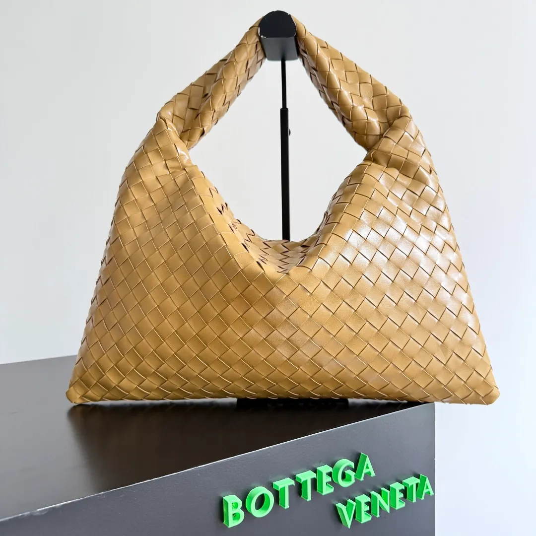Batch 1960 It seems that this bag from BV has been popular recently ~ The new Hop is really not too beautiful. The whole bag has no seams. The bag body and handles are made of one piece of leather. It reflects the style and essence of Bottega Veneta. It truly represents craftsmanship and creativity. The large size has a very loose and lazy upper body. Big bag lovers will definitely not regret buying it. Style number: 796262 Size: 46*21*10cm